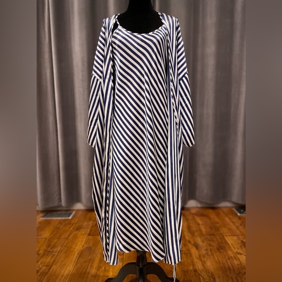 Vintage satin nightgown and robe set - Picture 2 of 10